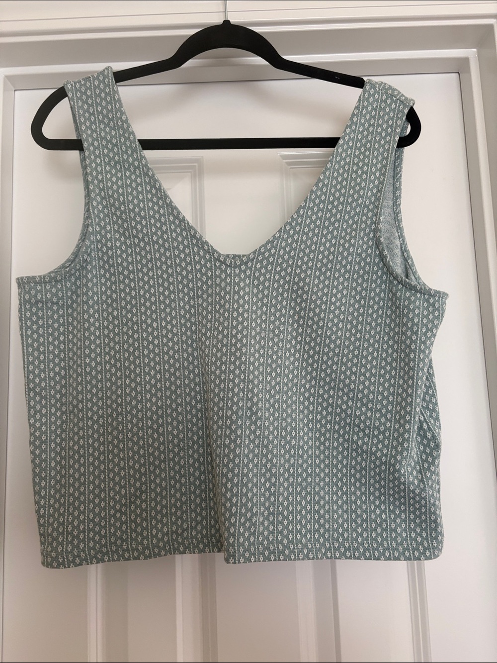 Sleeveless V-Neck cropped Patterned Tank Top in Greenish blue